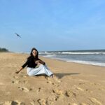 Raiza Wilson Instagram – Jeans on the beach 🏝️