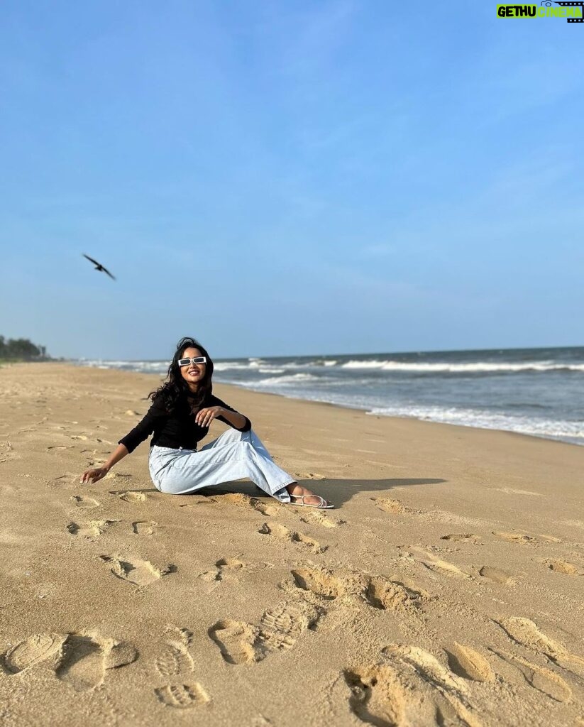 Raiza Wilson Instagram - Jeans on the beach 🏝