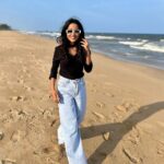 Raiza Wilson Instagram – Jeans on the beach 🏝️