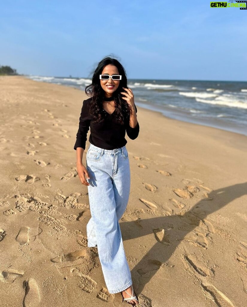 Raiza Wilson Instagram - Jeans on the beach 🏝️