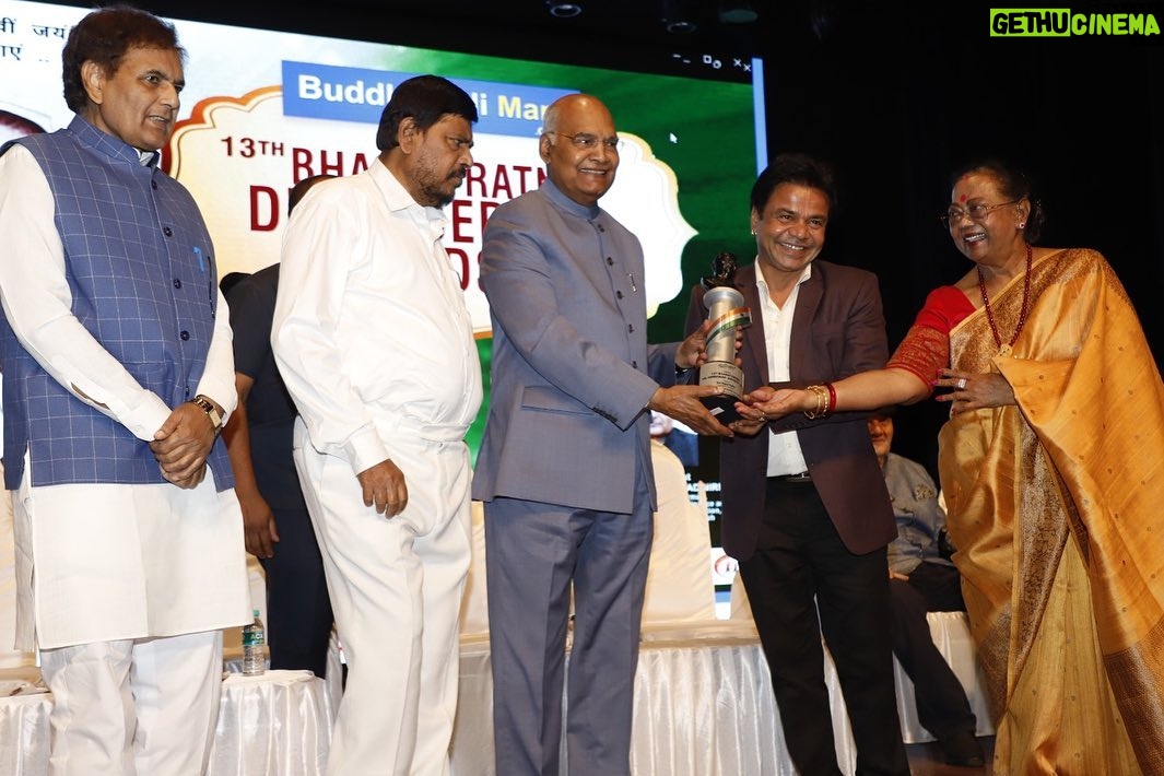 Rajpal Naurang Yadav Instagram - I am honoured to be presented with this recognition on the occasion of Buddha Poornima at the 13th Bharat Ratna Dr. Ambedkar Awards 2023 from Ram Nath Kovind ji. It was truly a memorable evening. Thank you to everyone for this honour. @presidentofindia14 #gratitude #rajpalyadav #bharatratnadrambedkaraward