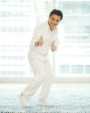 Rajpal Yadav Instagram - “It’s hard to beat a person who refuses to give up…! Keep going my friends it will always get better” ❤️

#rajpalyadav 

Styled by @akansha.27 @tiara_gal 
Outfit by @pourlui_designerwear
Assisted by @kavyakhemka2504
Clicked by @vivekbhanushali09