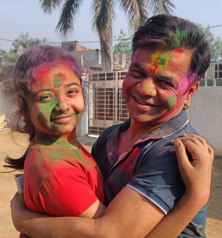 Rajpal Naurang Yadav Instagram - Happy Holi! Celebrating with my daughter, Honey !!🎉🎊 #holi #holifestival #rajpalyadav #holi2023