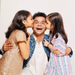 Rajpal Naurang Yadav Instagram - Happy daughters day to you 3 beautiful girls, Moni, Honey and Rehu who have made me the father I am today! Lots of love to you all ! Thank you for teaching me about a kind of love that can not be explained, only experienced! ❤️ Stylist- @stylebyshrey Photographer - @_rohitchoudharyphotography Makeup & Hair - @contour_by_bhavikagala Outfit - @dlabel Location - @theresortmumbai Team - @greenlight__media #rajpalyadav #happydaughtersday #daughterlove #fatherdaughter
