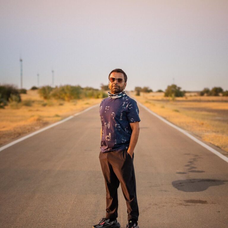 Rajpal Naurang Yadav Instagram - Love to travel the roads I have never travelled before … Pic taken by @dhruvgohil_ #jaisalmer #shootdiaries #rajpalyadav #rajasthan