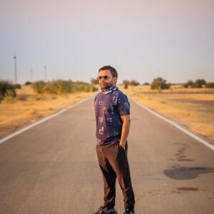 Rajpal Yadav Instagram - Love to travel the roads I have never travelled before … 

Pic taken by @dhruvgohil_ 

#jaisalmer #shootdiaries #rajpalyadav #rajasthan