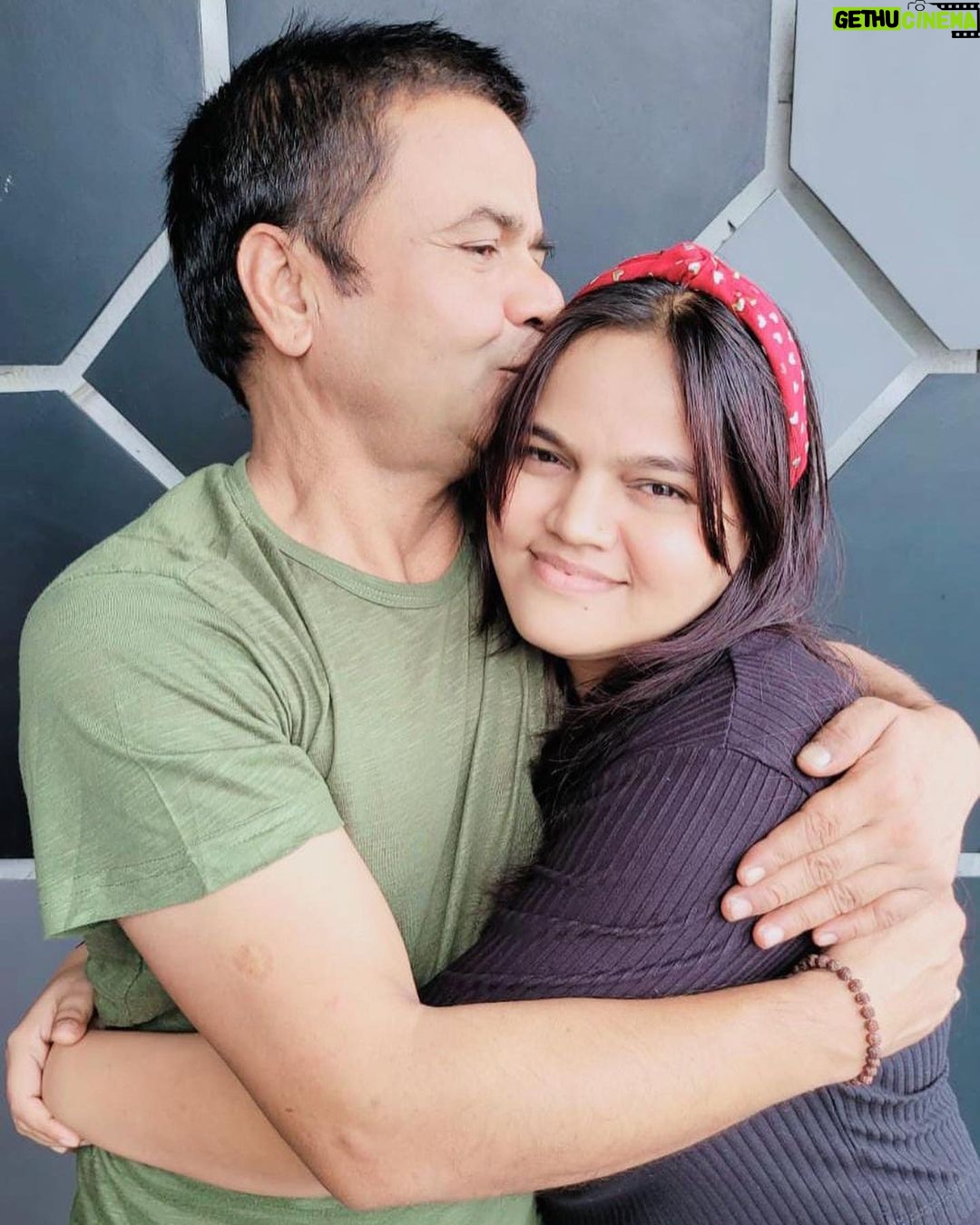 Rajpal Naurang Yadav Instagram - Happy daughters day to you 3 beautiful girls, Moni, Honey and Rehu who have made me the father I am today! Lots of love to you all ! Thank you for teaching me about a kind of love that can not be explained, only experienced! ❤️ Stylist- @stylebyshrey Photographer - @_rohitchoudharyphotography Makeup & Hair - @contour_by_bhavikagala Outfit - @dlabel Location - @theresortmumbai Team - @greenlight__media #rajpalyadav #happydaughtersday #daughterlove #fatherdaughter