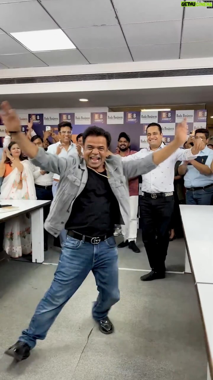 Rajpal Naurang Yadav Instagram - राजपाल यादव एक ऐसी शख्सियत हैं जो अपने होने मात्र से ही किसी भी माहौल में ऊर्जा व मनोरंजन का संचार कर सकते हैं। उनकी इस ऊर्जा का क्या है राज़, क्यों उनके आते ही लोगों के चेहरे पर मुस्कराहट आ जाती है, जानेंगे खुद राजपाल यादव जी से आज शाम 4 बजे सिर्फ The Bada Bharat Show में। #rajpalyadav #Comedian #Actor #comedy #OfficeVisit #TheBadaBharatshow #drvivekbindra #BadaBusiness