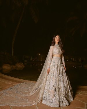 Rakul Preet Singh Instagram - A dreamy night 🖤 

Thnkyouuuu @falgunipeacock for creating the most magical outfit for a magical night 🖤 felt like a star shining bright 🖤