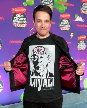 Ralph Macchio Instagram - I broke out the legend tee for the kids to see when presenting at the @kidschoiceawards !! #respect 
📸 @kevinmazur