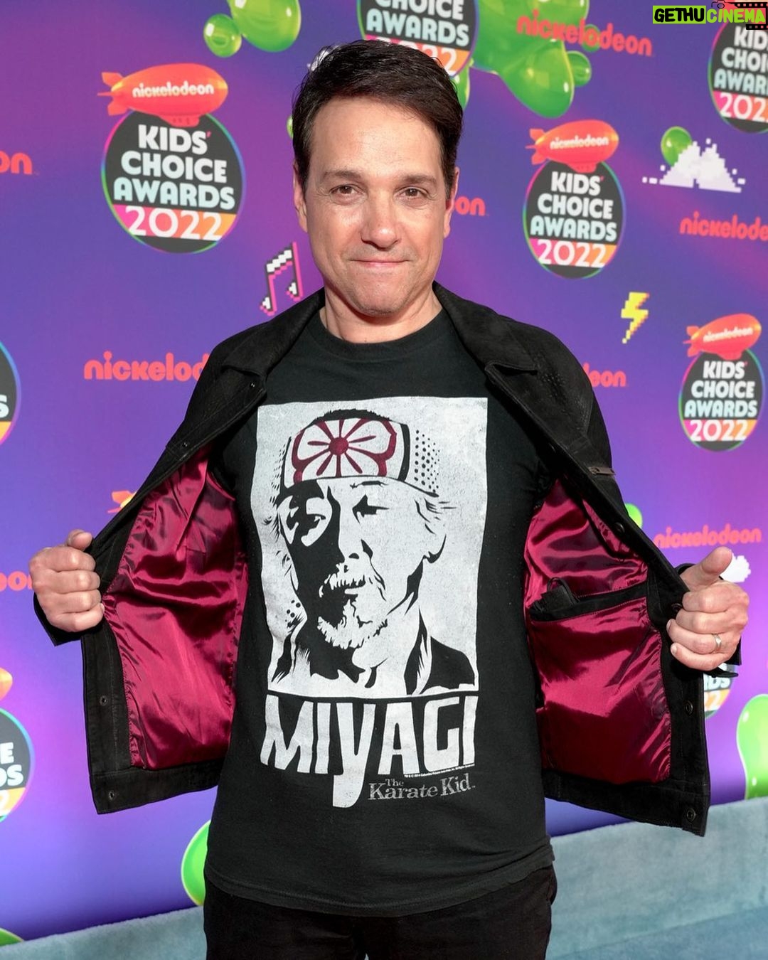 Ralph Macchio - 190.2K Likes - I broke out the legend tee for the kids to see when presenting at the @kidschoiceawards !! #respect
📸 @kevinmazur