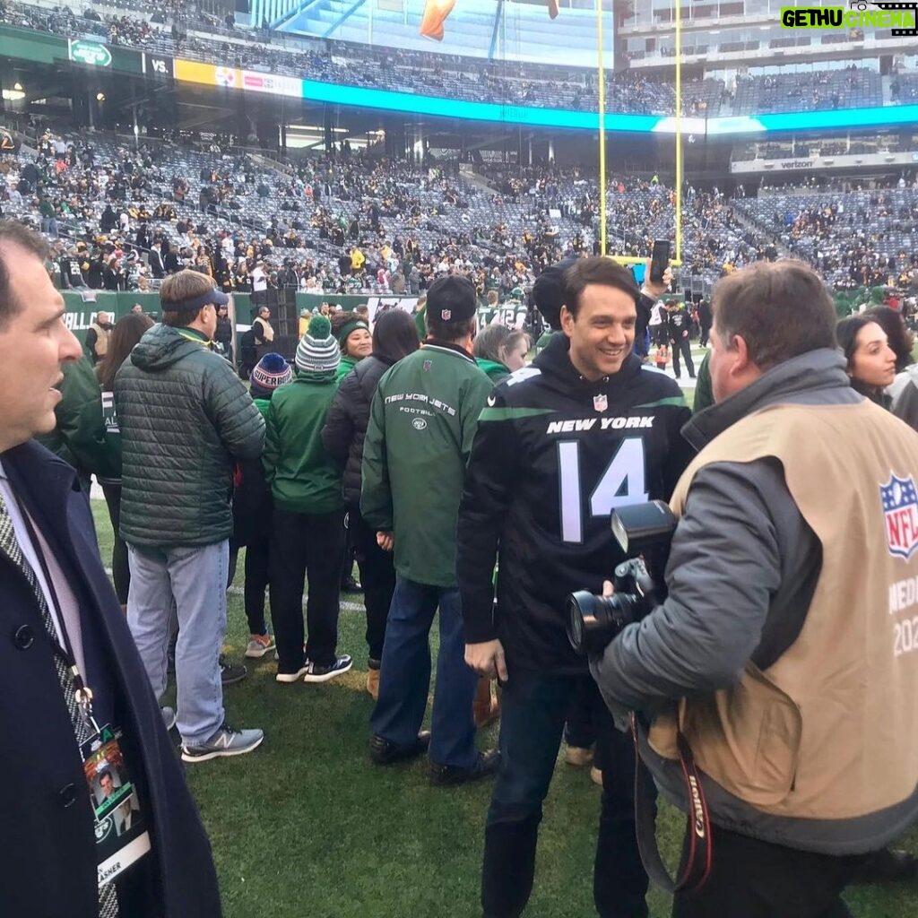 Ralph Macchio Instagram - Great day at @metlife_stadium and a solid win for @nyjets !! Thanks always to the team and staff for an awesome time!! J-E-T-S! #jets