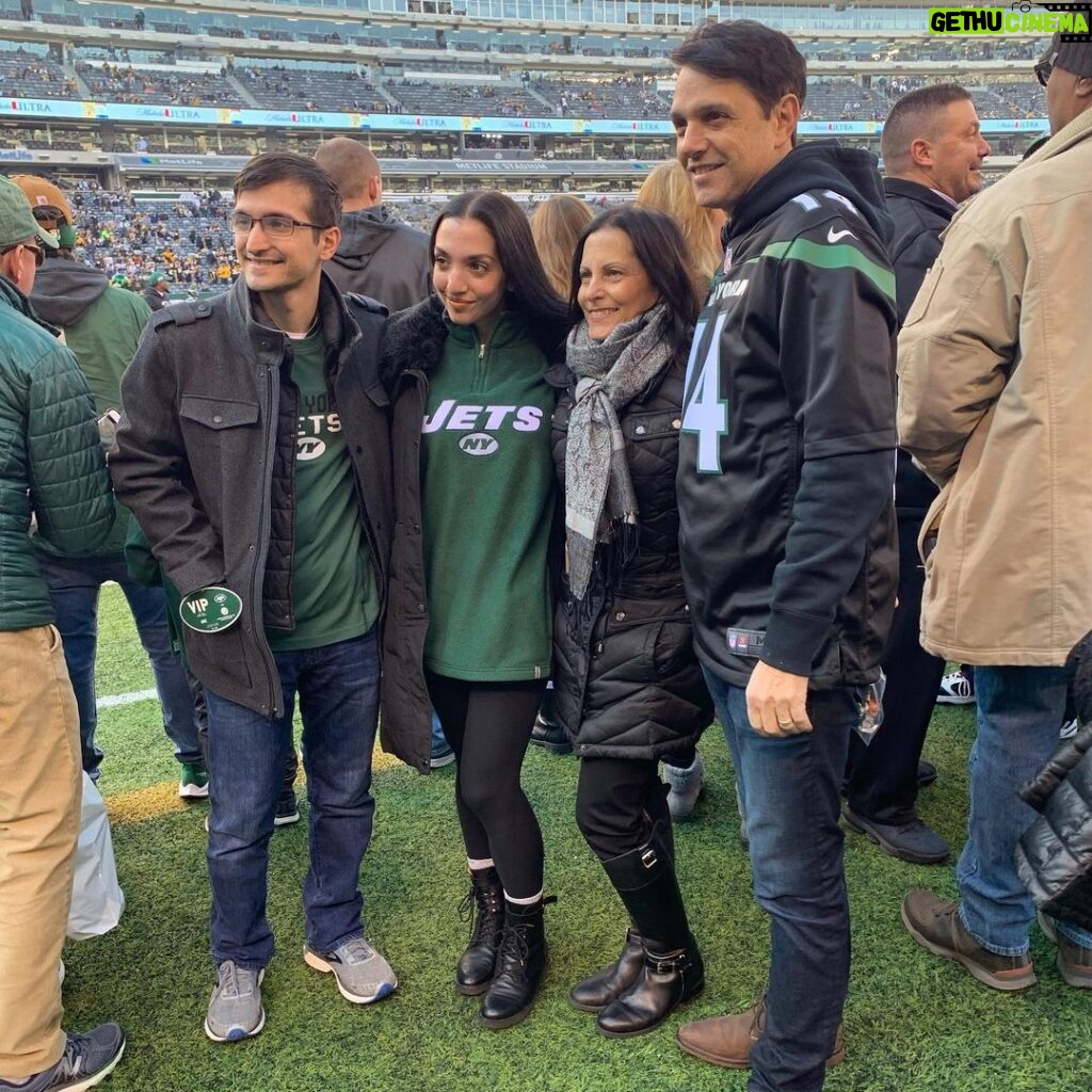 Ralph Macchio Instagram - Great day at @metlife_stadium and a solid win for @nyjets !! Thanks always to the team and staff for an awesome time!! J-E-T-S! #jets