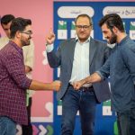 Rambod Javan Instagram - سلام خندوانه‌ای‌های عزیز نمی‌دونید چقدر خوشحالیم از این حجم پیام‌های پر از مهرتون برای سه قسمت آخر و مسابقه ادابازی که همیشه جذاب بوده و این‌بار هم به دلتون نشسته. تو دل این خبرهای تلخ، بی برقی، بی آبی، گرما و بی واکسنی، از اینکه تونستیم با مسابقه هیجان‌انگیز ادابازی بیشتر از قبل رضایت شما رو جلب کنیم خوشحالیم. سپاس از این که کنارمون هستید و با نظراتتون بهترین مسیر رو نشون‌مون می‌دید. تو این روزهای سخت که دوباره کرونا اوج گرفته خیلی مراقب باشید. فاصله‌های اجتماعی و ماسک و سایر موارد بهداشتی لازم فراموشتون نشه. ما هم همه تلاشمون رو می‌کنیم تا بهترین برنامه‌هایی رو که در توان‌مون باشه براتون بسازیم. می‌دونیم این روزها چقدر سخته فکر نکردن به مشکلاتی که از هر طرف رو سرمون آوار شده اما از همون روز اول قرارمون تو خندوانه این بود که سعی کنیم حتی برای دقایقی بی‌خیال مشکلات بشیم و تلاش کنیم حال‌مون خوب باشه… بله می‌دونیم دیگه خیلی سخته گفتن: «خیلی خوب» و «عالی» تو جواب حالتون چطوره؟ اما خب ما قول دادیم با خندوانه سعی کنیم این حداقل فرصت دیدن لبخندهاتون اگر شده حتی برای چند دقیقه، از دست نره. پس دمتون گرم که هستید و بهمون روحیه می‌دید تا تلاش کنیم برای ساختن یک خوشحالی جمعی