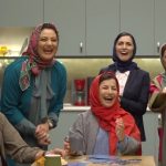 Rambod Javan Instagram - . تیزر قسمت هشتم سریال #مردم_معمولی ‌. قسمت هشتم سریال «مردم معمولی» به کارگردانی رامبد جوان، هم‌اکنون در #فیلیمو قابل مشاهده است. .‌ رامبد جوان، آتیلا پسیانی، شبنم مقدمی، لیلی رشیدی، کمند امیرسلیمانی، خاطره اسدی، الناز حبیبی، امیر نوروزی، خسرو پسیانی و شادی کرم رودی بازیگران سریال هستند. .‌ @filimocom @mardomemamuli