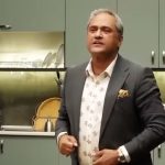 Rambod Javan Instagram - . انتشار پشت صحنه سریال #مردم_معمولی ‌. سریال «مردم معمولی» به کارگردانی #رامبد_جوان، ساعت ۸ صبح پنج‌شنبه‌ هر هفته به صورت اختصاصی از #فیلیمو پخش می‌شود. .‌ @filimocom @mardomemamuli