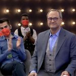 Rambod Javan Instagram - سلام به روی ماه همه‌تون ماه مهمونی خدا مبارک‌مون باشه برای حفظ سلامت تماشاچی‌های عزیزمون و همین‌طور همکاران و خانواده‌هاشون، باید ضبط برنامه رو متوقف می‌کردیم اما چون علاقه داریم که تو این روزای سخت کنار همدیگه باشیم چندتا کار انجام دادیم : ۱-حضور تماشاچی رو فعلاً منتفی کردیم ۲-گروه‌مون رو کوچک کردیم ۳-پروتکل‌ها رو سخت‌گیرانه‌تر اعمال می‌کنیم ۴-ضبط خنداننده‌شو که نیاز جدی به حضور تماشاچی داره و همینطور خیلی از شرکت کننده‌های عزیزمون باید از شهرهای دیگه بیان رو به کمی بعدتر موکول کردیم با این شرایط و البته با کلی دشواری سعی کردیم برنامه متوقف نشه امیدواریم که این بیماری هرچه زودتر ریشه‌کن بشه و همه شما عزیزانم سلامت باشین موقع افطار دعامون کنین ارادتمند رامبد جوان تیزر بهار فنایی پ.ن: همکارای‌ عزیز ما توی خبرگزاری‌ها و رسانه‌های معتبر قبل از انتشار هر خبری راجع به ما اگه صحتش رو با خودمون چک کنن اتفاق بهتری می‌افته. #خندوانه #رامبد_جوان #ادابازی #خنداننده_شو