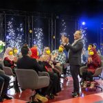 Rambod Javan Instagram - امشب برنامه دوم افتتاحیه فصل هفتم خندوانه پخش شد. به ما که خیلی خوش گذشت فقط حیف جناب خان کرونا گرفته. شما ولی خیلی مراقب خودتون باشین. برنامه امشب چطور بود؟ دوستش داشتین؟ @khandevaneh_official @jenabkhan @nimashabannejad #خندوانه #فصل_هفتم #رامبد_جوان