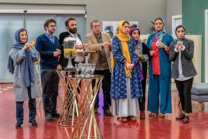 Rambod Javan Instagram - سلام به شما عزیزان
اولین عکسهای سریال (سیت کام) مردم معمولی.
مخلص.
از کرونا به دور باشین.

#مردم_معمولی
#کرونا
#سیت_کام
#رامبد_جوان