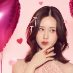 Ramida Jiranorraphat Instagram – Can I be your valentine🤍

Photographer : @milqp.ntp 
Make-up : @ms_midnightsun 
Hairdo : @nenaenos_tp
Costume @kwann_azie 
Retoucher : @pealoeys
Photo Assist : @plutronde @forze_nc