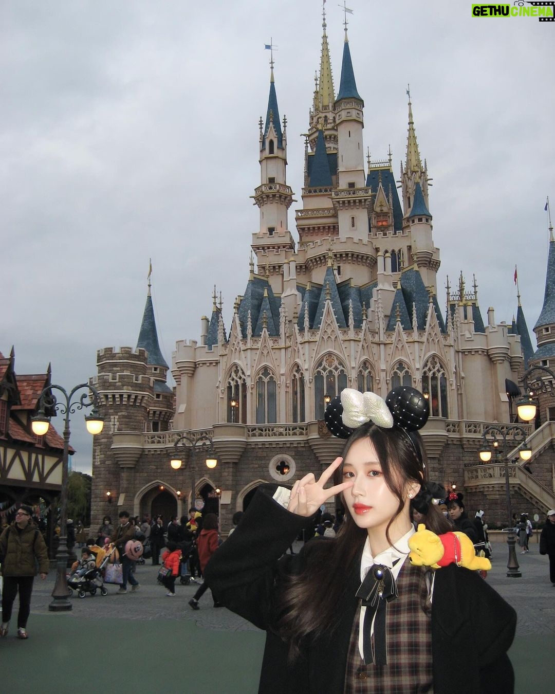 Ramida Jiranorraphat Instagram - ฝนตกเลยอดดูพลุ🥹 Tokyo Disneyland - 東京ディズニーランド