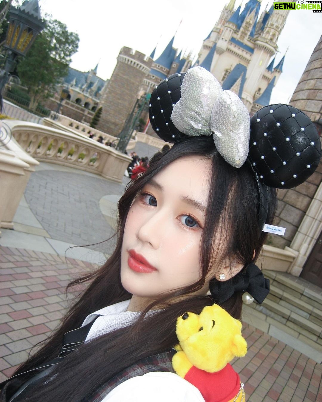 Ramida Jiranorraphat Instagram - ฝนตกเลยอดดูพลุ🥹 Tokyo Disneyland - 東京ディズニーランド
