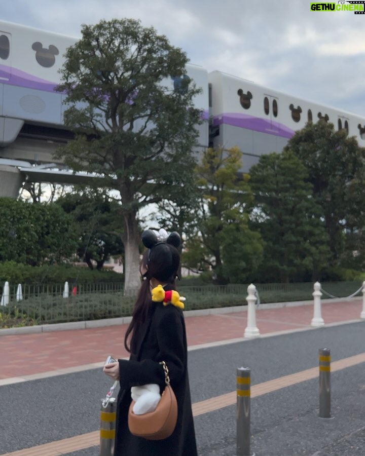 Ramida Jiranorraphat Instagram - ฝนตกเลยอดดูพลุ🥹 Tokyo Disneyland - 東京ディズニーランド