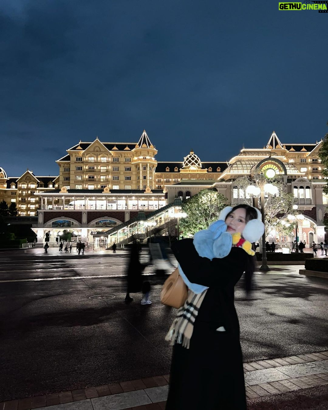 Ramida Jiranorraphat Instagram - ฝนตกเลยอดดูพลุ🥹 Tokyo Disneyland - 東京ディズニーランド