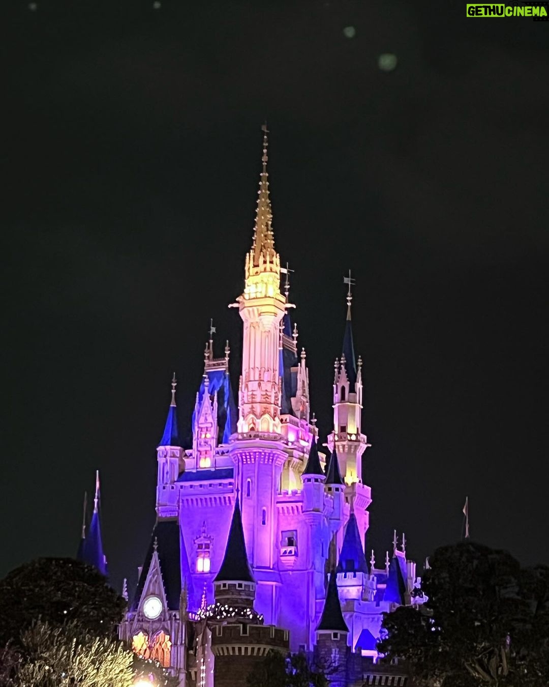 Ramida Jiranorraphat Instagram - ฝนตกเลยอดดูพลุ🥹 Tokyo Disneyland - 東京ディズニーランド
