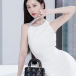 Ramida Jiranorraphat Instagram - ไอเท้มพี่จิซู จาก Dior Beauty, Capture Totale Hyalushot ช่วยตอบโจทย์ปัญหาริ้วรอยเล็กๆอย่างเราได้อย่างตรงจุดเลย เมื่อใช้อย่างต่อเนื่อง ผิวดูนุ่มแน่นขึ้นด้วยค่ะ 🤍จองมาร่วมงานเปิดตัว Dior Capture Totale Hyalushot ในวันที่ 13-14 มกราคมนี้ ที่ Line official @DiorThailand http://on.dior.com/linethp080124 สถานที่จัดงาน: Kronos Office Building- อาคารโครนอส ชั้น 27 ถนนสาทร #DiorHyalushot #DiorCaptureTotale #DiorBeauty @DiorBeauty