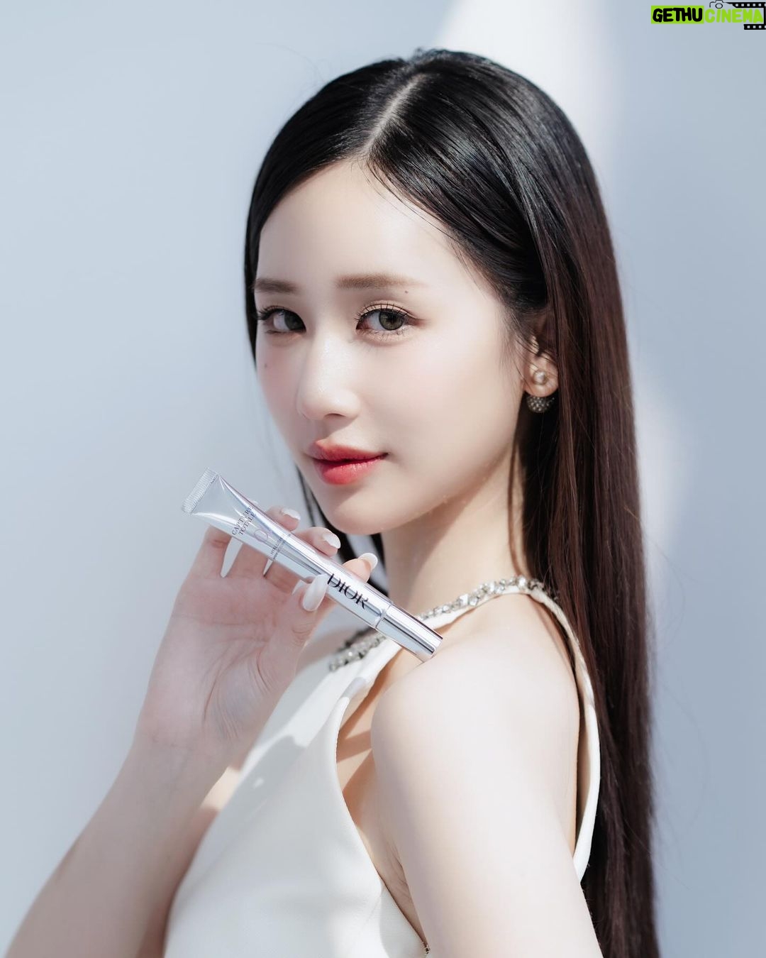 Ramida Jiranorraphat Instagram - ไอเท้มพี่จิซู จาก Dior Beauty, Capture Totale Hyalushot ช่วยตอบโจทย์ปัญหาริ้วรอยเล็กๆอย่างเราได้อย่างตรงจุดเลย เมื่อใช้อย่างต่อเนื่อง ผิวดูนุ่มแน่นขึ้นด้วยค่ะ 🤍จองมาร่วมงานเปิดตัว Dior Capture Totale Hyalushot ในวันที่ 13-14 มกราคมนี้ ที่ Line official @DiorThailand http://on.dior.com/linethp080124 สถานที่จัดงาน: Kronos Office Building- อาคารโครนอส ชั้น 27 ถนนสาทร #DiorHyalushot #DiorCaptureTotale #DiorBeauty @DiorBeauty