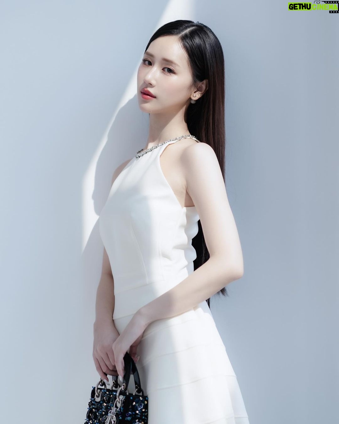 Ramida Jiranorraphat Instagram - ไอเท้มพี่จิซู จาก Dior Beauty, Capture Totale Hyalushot ช่วยตอบโจทย์ปัญหาริ้วรอยเล็กๆอย่างเราได้อย่างตรงจุดเลย เมื่อใช้อย่างต่อเนื่อง ผิวดูนุ่มแน่นขึ้นด้วยค่ะ 🤍จองมาร่วมงานเปิดตัว Dior Capture Totale Hyalushot ในวันที่ 13-14 มกราคมนี้ ที่ Line official @DiorThailand http://on.dior.com/linethp080124 สถานที่จัดงาน: Kronos Office Building- อาคารโครนอส ชั้น 27 ถนนสาทร #DiorHyalushot #DiorCaptureTotale #DiorBeauty @DiorBeauty