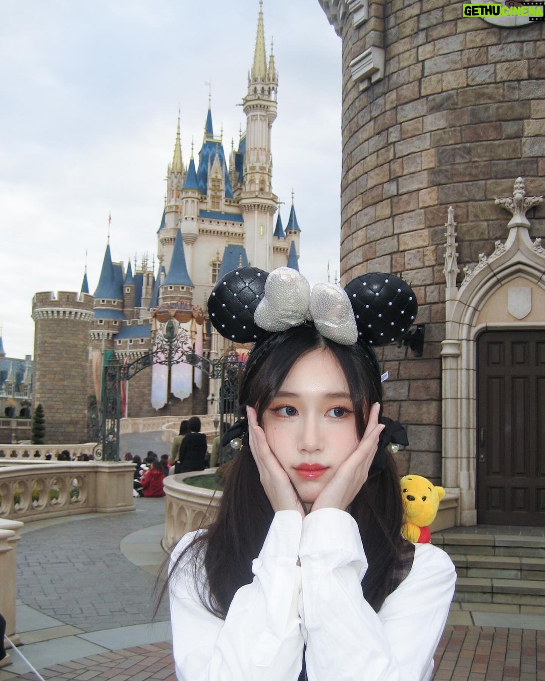 Ramida Jiranorraphat Instagram - ฝนตกเลยอดดูพลุ🥹 Tokyo Disneyland - 東京ディズニーランド