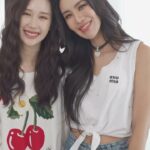 Ramida Jiranorraphat Instagram - ขอบคุณพี่ขนมจีนที่ชวนหนูไปร้องเพลงด้วยนะคะ นานๆทีจะร้องเพลงไทยเพราะไม่กล้าร้อง🤣 หวังว่าทุกคนจะชอบนะ ยังเขินๆอยู่ แต่จะมั่นใจมากขึ้น จะฝึกเยอะๆนะ ไว้เดี๋ยวมาร้องให้ฟังอีก🤍 Full cover on YouTube : KnomJean Kulamas