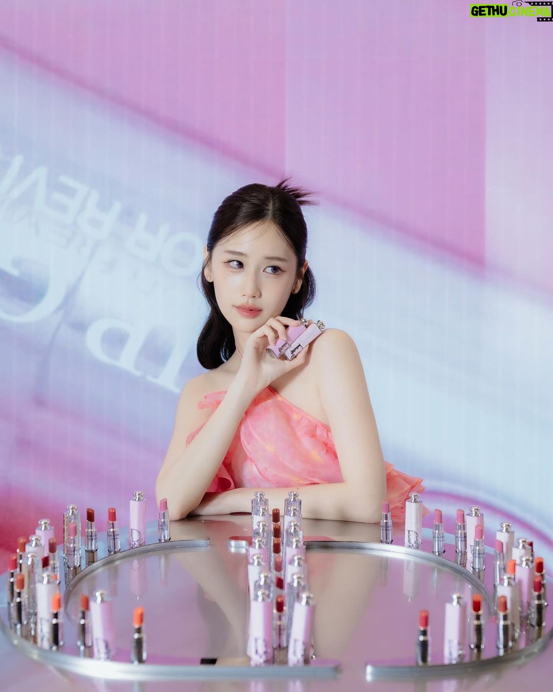 Ramida Jiranorraphat Instagram - Love Dior Addict Fashion Case limited edition with Dior addict new shades มีเฉดสีใหม่ และเคสแฟชั่นกูตูร์ limited ด้วย มาพร้อม Dior Addict Lip Glow เฉดสีใหม่ Poppy Coral เข้าไทยแล้วสีดีมากมาก ☺️ 💄วันนี้ - 28 มี.ค. ที่ Siam Paragon ชั้น M โซน Beauty Hall หรือช้อปก่อนใครได้เลยที่ shop.dior.co.th #DiorAddict #DiorMakeup #DiorBeauty @DiorBeauty