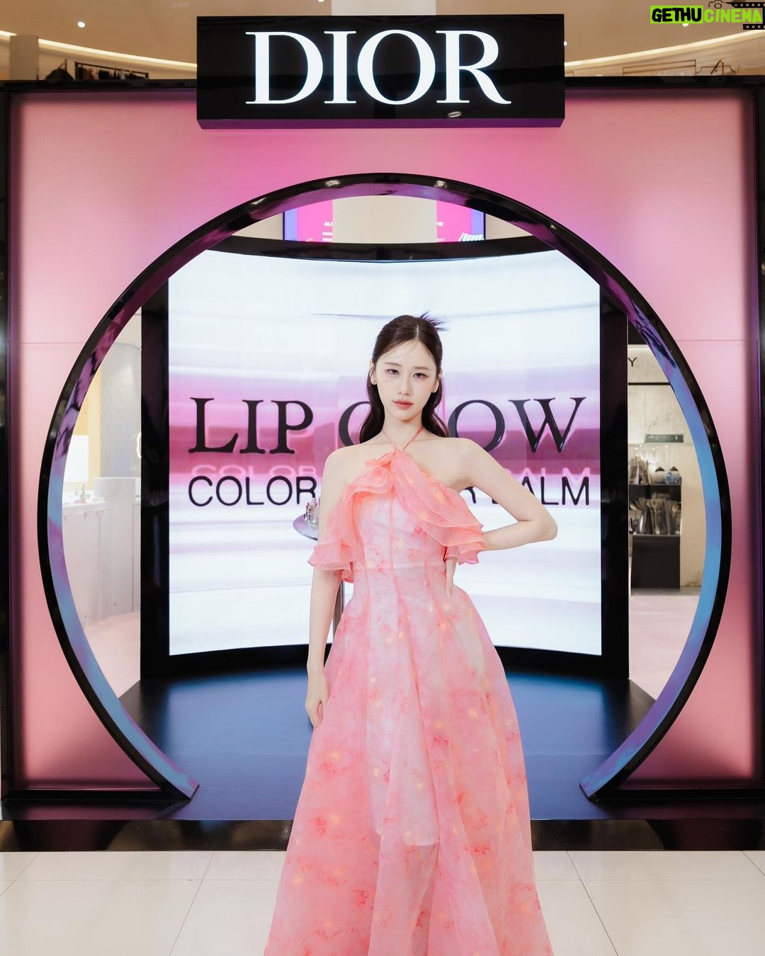 Ramida Jiranorraphat Instagram - Love Dior Addict Fashion Case limited edition with Dior addict new shades มีเฉดสีใหม่ และเคสแฟชั่นกูตูร์ limited ด้วย มาพร้อม Dior Addict Lip Glow เฉดสีใหม่ Poppy Coral เข้าไทยแล้วสีดีมากมาก ☺️ 💄วันนี้ - 28 มี.ค. ที่ Siam Paragon ชั้น M โซน Beauty Hall หรือช้อปก่อนใครได้เลยที่ shop.dior.co.th #DiorAddict #DiorMakeup #DiorBeauty @DiorBeauty