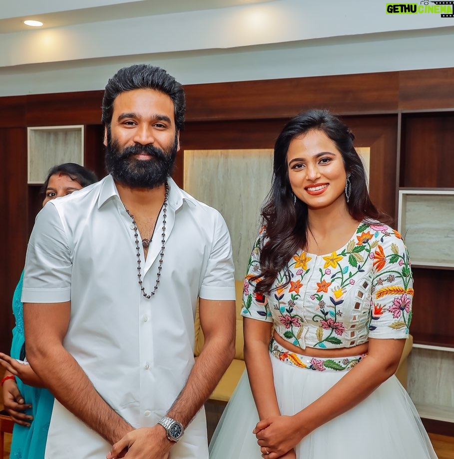 Ramya Pandian Instagram - One with the #captainmiller 🤩 Best wishes @dhanushkraja sir @sathyajyothifilms @saisiddharth 🤗