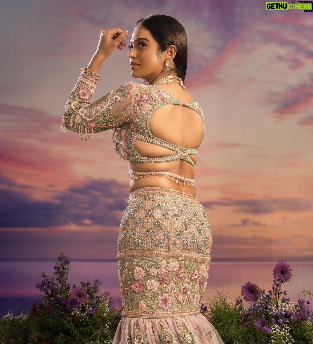 Ramya Pandian Instagram - Striking a pose to welcome the New Year 2024 β may it be a year filled with laughter, love, and unforgettable moments. Cheers to a beautiful journey ahead! ππΈ #newyear2024 #happynewyear Photography @anupamasindhia Outfit @zarigaibygitanjaliofficial MUA @wanitaz_artistry Jewellery @konikajewellery Decor @maitrievents Team @livingin24fps