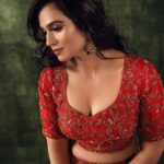 Ramya Pandian Instagram - ♥️ ♥️ Photographer @imthefashionfellow Outfit @maddy9395 Jewelery @kirtilalsonline Makeup @makeupbyhemamalini @vurvesalon @vurvemakeupcouture Hair @kalpirai1333 @vurvemakeupcouture Studio @basement._studios #ramyapandian #navaratri #festivalseason #photoshoot