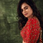 Ramya Pandian Instagram - ♥️ ♥️ Photographer @imthefashionfellow Outfit @maddy9395 Jewelery @kirtilalsonline Makeup @makeupbyhemamalini @vurvesalon @vurvemakeupcouture Hair @kalpirai1333 @vurvemakeupcouture Studio @basement._studios #ramyapandian #navaratri #festivalseason #photoshoot