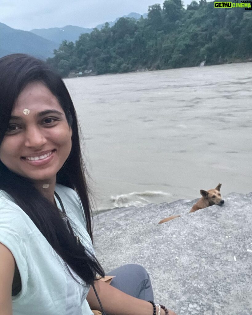 Ramya Pandian Instagram - Rishikesh, also known as Dheiva Bhoomi, has etched 21 unforgettable days in my heart. Mornings began with serene walks along the Ganges, where I’d dip my feet, offering heartfelt prayers to Ganga Ma, en route to the Shiva temple near the ashram. Each day brought new learnings, nourishing Satvik meals, and evenings graced by the enchanting Ganga Aarti. Nature walks infused with tranquility, and the constant sound of the Ganga Ma’s waters provided a meditative backdrop. Rishikesh, you have my ♥️,and I promise to return soon to this land of positivity and peace. 🌅🕉️ #rishikesh #positivevibes #ganges #artofliving #peace #yoga