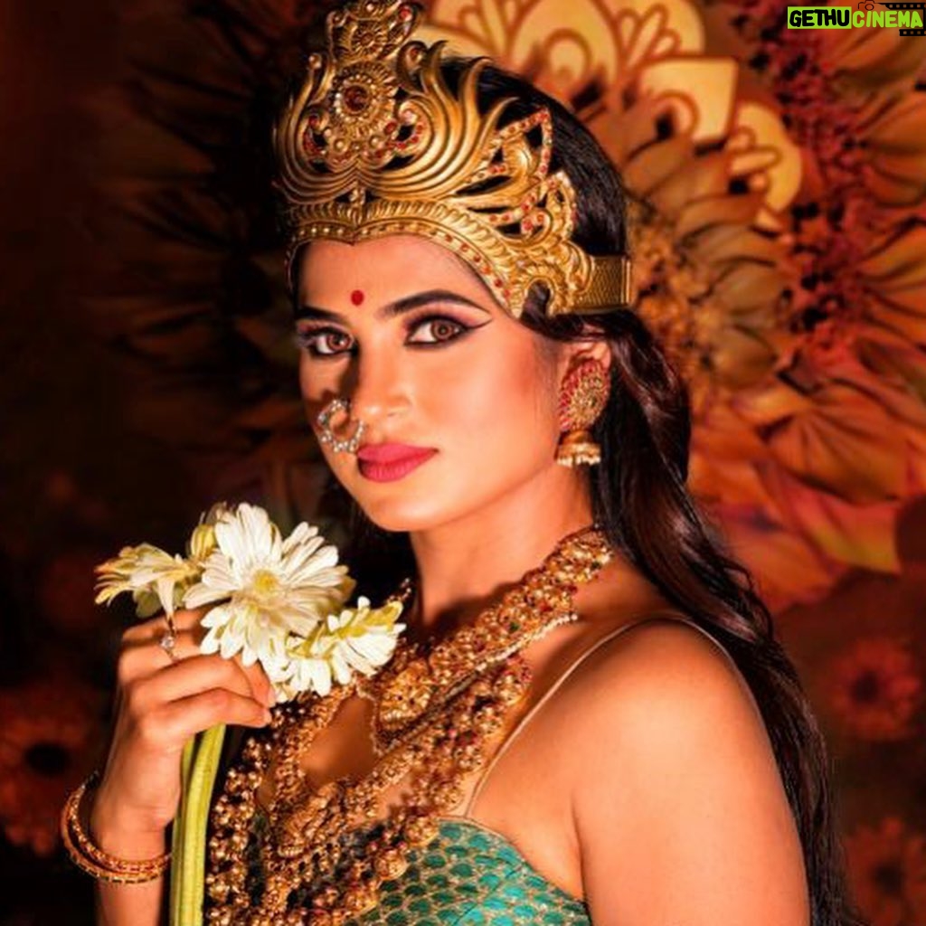Ramya Pandian Instagram - Navaratri is a reminder that every woman carries the spirit of Durga within her – fierce, resilient, and powerful. Let’s celebrate the significance of the Goddess and honor the strength of every woman. 🌼🕊 #navaratri #devisignificance #womenempowerment #throwback Concept & Photography @lramachandran Costumes @label_ts_official