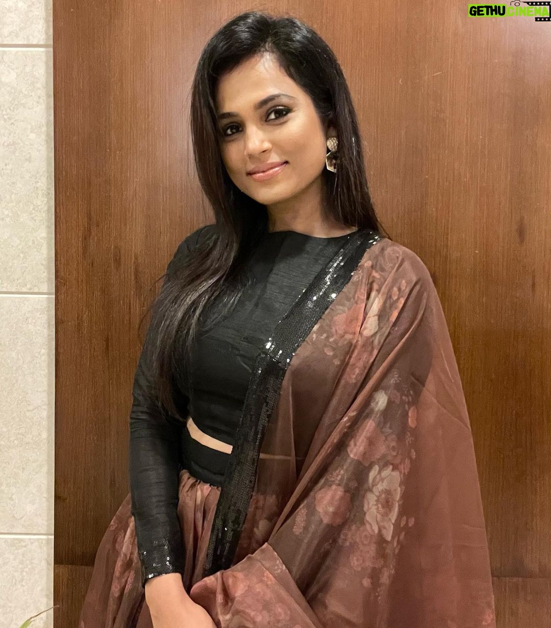 Ramya Pandian Instagram - From toothy grins to subtle smiles, happiness looks good on us all 🤩♥️