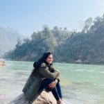 Ramya Pandian Instagram - Immersed in the serenity of Vashishta Guha, Rishikesh. Sharing glimpses of my first cave meditation experience, where the ancient echoes guide the soul to inner peace… #rishikesh #cavemeditation #vashitaguha #soulfuljourney Vashishtha Gufa