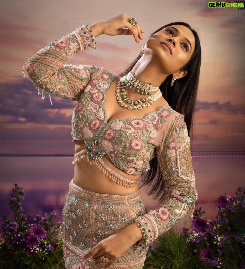 Ramya Pandian Instagram - Striking a pose to welcome the New Year 2024 – may it be a year filled with laughter, love, and unforgettable moments. Cheers to a beautiful journey ahead! 🌟📸 #newyear2024 #happynewyear Photography @anupamasindhia Outfit @zarigaibygitanjaliofficial MUA @wanitaz_artistry Jewellery @konikajewellery Decor @maitrievents Team @livingin24fps