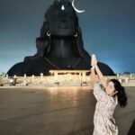 Ramya Subramanian Instagram – My 5 days of Wellness Retreat at Isha Yoga,Coimbatore.🧘🌼

Waking up at 5am with the sound of drums. 😴 
The delicious satvik food.🥥🍯🥒
Walking barefoot and sleeping in nature.🦶
Sitting cross legged on the floor for 6+ hours.🧘🏻‍♀️ 
Learning the powerful Shambhavi Mahamudra.
Meditation at Dhyanalinga.🧘🏻‍♀️

The place felt like being inside my mom’s womb,the energy is undeniable.

To give each moment all I have and live life at ease is the biggest take away from this journey.✌🏻💯

Forever grateful for the ‘IMMENSELY TRANSFORMATIVE’ experience.🙏🏻✨💟😇

#InnerEngineering #IshaFoundation #WellnessRetreat Isha Foundation