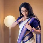 Ramya Subramanian Instagram - No pressure…just the fate of a show amidst a million of people in our hands . 😎 Saree : @sampoornam_creations MUA: @monz_makeover Hair dresser : @yashi_hairstylist DOP : @impressionsbypravin
