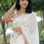 Ramya Subramanian Instagram - White as pure as my intentions 🤍 Team - 💄 @aaradhyamakeoverartistry 💇🏻‍♀️ @sangeetha__makeupartist blouse @_thetailorshop_