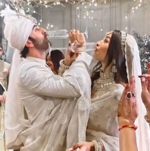 Ranbir Kapoor Instagram - It's been a year already 😍
Here's wishing Alia bhatt and Ranbir Kapoor a Very Happy wedding anniversary 💍🥂❣️

#AliaBhatt #RanbirKapoor