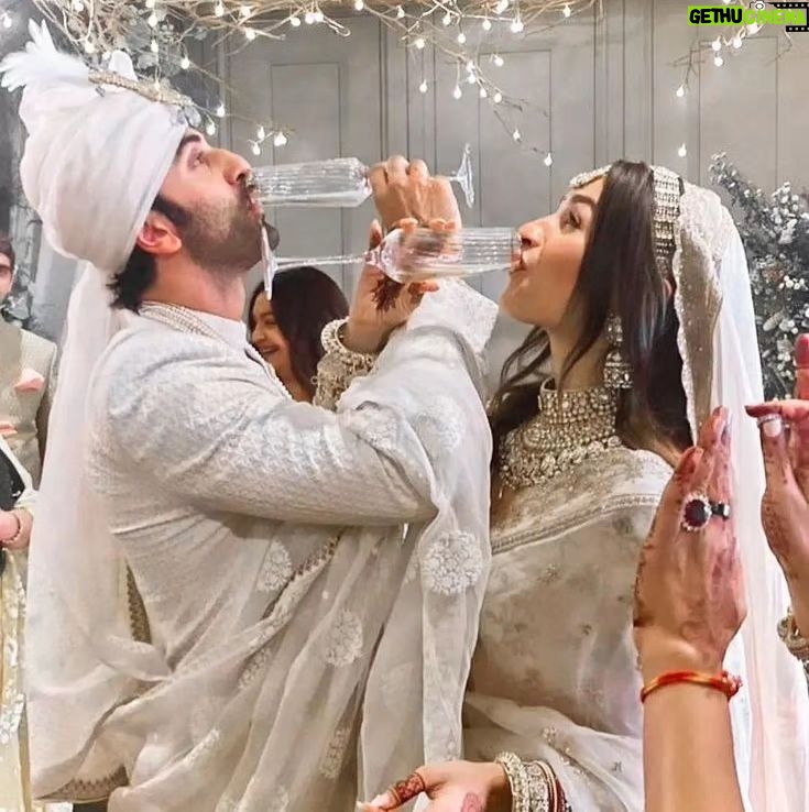 Ranbir Kapoor Instagram - It's been a year already 😍 Here's wishing Alia bhatt and Ranbir Kapoor a Very Happy wedding anniversary 💍🥂❣️ #AliaBhatt #RanbirKapoor